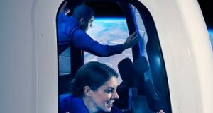 Blue Origin تعرض المقاعد الأولى بصاروخها لنقل السياح إلى المدار الفضائى