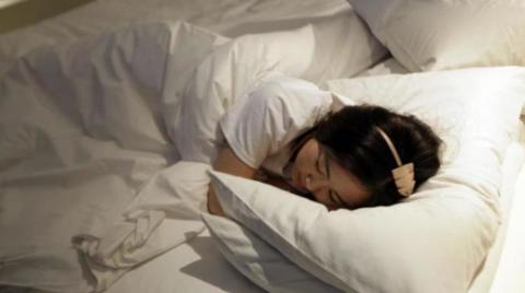دراسة: النوم المتقطع يعرض النساء لخطر الموت المبكر