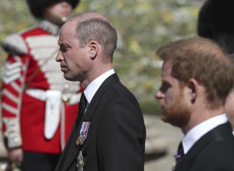شاهد... هاري وويليام يتحدثان معاً بعد جنازة الأمير فيليب