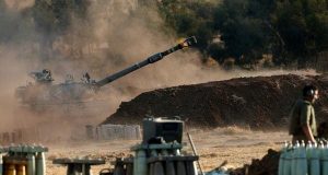 1700 صاروخ من غزة.. وإسرائيل تلوح بحملة عسكرية برية
