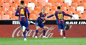 برشلونة يواصل مطاردة أتلتيكو بالدوري الإسباني بفوز مثير ضد فالنسيا.. فيديو