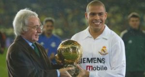 حكايات من دفتر أبطال الكرة الذهبية.. الظاهرة رونالدو يتوج بالجائزة 97 و2002