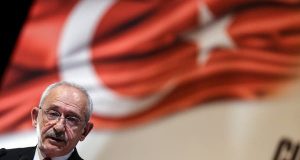 زعيم المعارضة ينتقد مسودة دستور كشف عنها حليف أردوغان