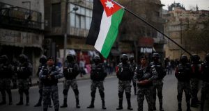 شاهد..اشتباكات بالأردن بين الأمن وأنصار برلماني أثار جدلا