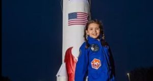 طفلة بريطانية ترسل ملصق إلى القمر فى أول عملية هبوط على سطحه منذ عام 1972