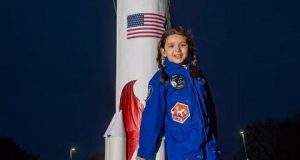 فتاة في السابعة ستصبح أول طفلة بالعالم ترسل شيئاً إلى القمر