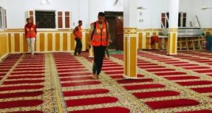 متطوعون شباب يعقمون المساجد استعدادا لصلاة عيد الفطر فى شمال سيناء.. صور