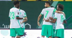 المنتخب السعودي يعزز صدارته بتصفيات كأس العالم بثلاثية ضد اليمن.. فيديو