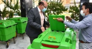 توفير حاويات جديدة لجمع القمامة والمخلفات سعة 400 لتر فى شوارع أسوان.. صور