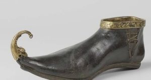 دراسة حديثة: الأحذية المدببة فى العصور الوسطى تسببت فى انتشار الأورام