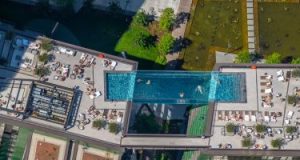 صور جوية مذهلة لأول حمام سباحة معلق فى العالم بالعاصمة البريطانية لندن