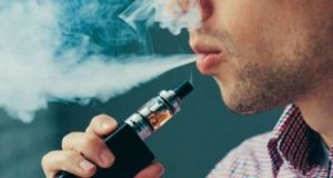 مدخنو السجائر الإلكترونية أكثر عرضة للإصابة بفيروس كورونا.. دراسة توضح