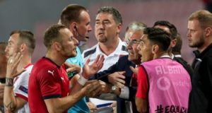 مدرب ألبانيا يخطف الأنظار بـ"خناقة" جديدة قبل يورو 2020