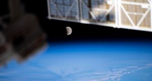 مشهد فريد لخسوف القمر الدموى العملاق من محطة الفضاء الدولية