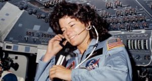 هل تعرف سالى رايد.. أول امرأة أمريكية تصل إلى الفضاء