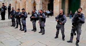 قوات الاحتلال الإسرائيلى تعتقل 12 فلسطينيا فى الضفة الغربية