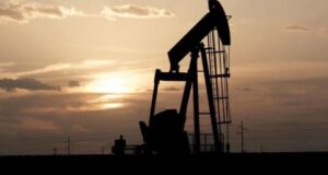 النفط يرتفع بدعم جهود الاتحاد الأوروبي لحظر الخام الروسي