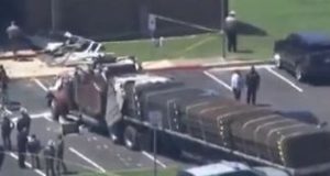 سائق شاحنة غاضب يحطم مبنى فى تكساس.. فيديو