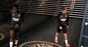 لاعبو ريال مدريد يتجنبون المشى فوق شعار مان سيتى.. فيديو